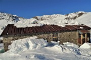 25 Casera Alpe Aga (1759 m) si scrolla di dosso la tanta neve...